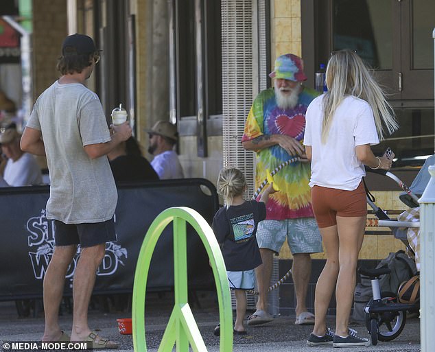 Elyse showed off her grooming pins in tiny shorts and a white T-shirt as she pushed her newborn son Zaii's stroller