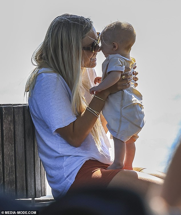 After enjoying a walk, Elyse was seen hugging her newborn son as she sat down on a bench