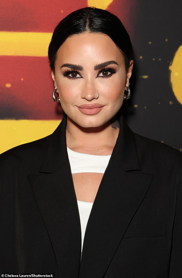 Bring the drama!  Demi accentuated her face with dramatic black eye makeup and a mauve matte lipstick