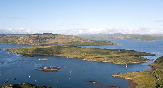 The island is steeped in rich history, with the ruined Casteal nan Con (the Dog Castle), located in the northeast of the island, believed to have been inhabited by various clans since medieval times.