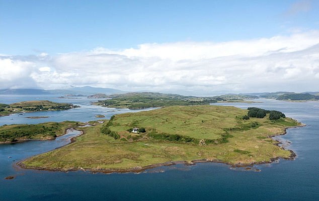 The house has a coastline of more than 4 km and from the center you can enjoy a 'panoramic' view, where the island is up to 60 meters high.