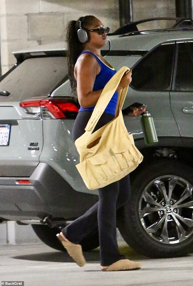 Sasha wore a royal blue tank top and flared black leggings for the gym outing