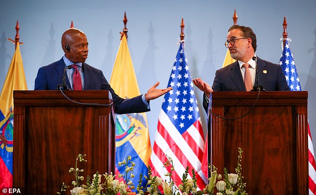 During his visit, he addressed the media with the Minister of Foreign Affairs of Ecuador, Gustavo Manrique (R)