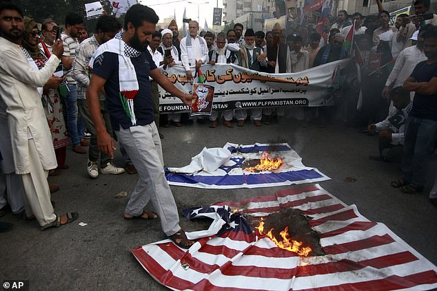 Activists in Pakistan burned the flag of Israel and the US in a bold statement against both countries