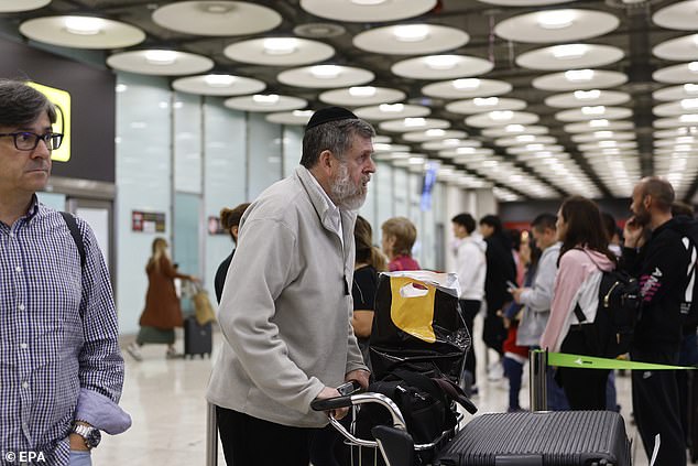 Hundreds of Spanish travelers were turned back from Israel by the Spanish government