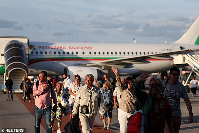 1696859794 93 Race to escape Israel Panic at the airport as travellers