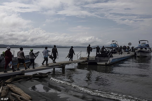 The jungle is dominated by Colombian paramilitary groups and migrants are harassed through the crossing by corrupt officials, gangs, thieves and sexual abusers.