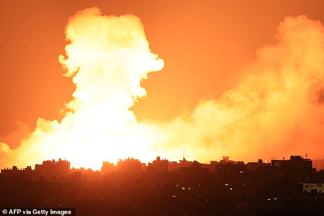 More than 300,000 reservists, tanks and military vehicles were mobilized ahead of a widely expected ground invasion.  In the photo: Explosions in the sky above Gaza City last night