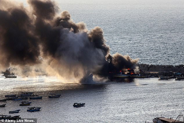 At least 900 Palestinians have been killed by ongoing Israeli attacks on the Gaza Strip, according to the Gaza health ministry on Tuesday.  In the photo: the consequences of an Israeli attack on a ship in the port of Gaza