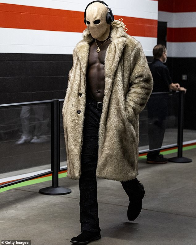 David Njoku showed up with a mask at FirstEnergy Stadium before the Browns-Ravens game