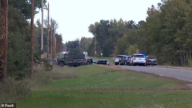 The police set up an armed barricade to arrest the suspect