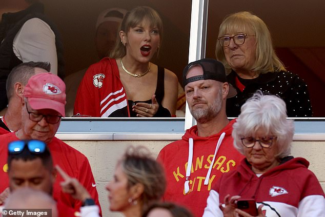 Taylor arrived at Arrowhead and sat next to Travis' mother Thursday night