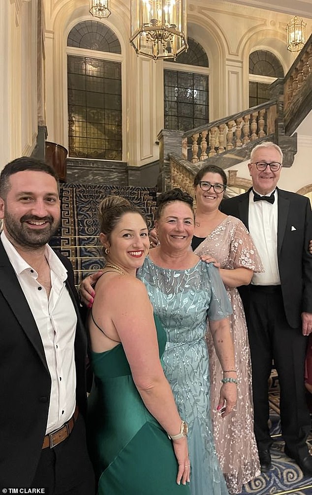 British Stephen Malnick and his wife and their grown children.  From left to right: Shimon, Ella, Aliza, Shelly and Stephen