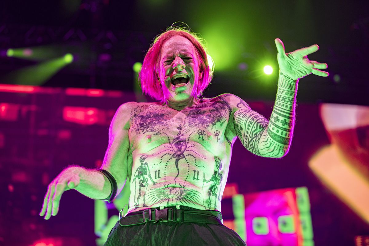 Danny Elfman performs at the Credit Union Amphitheater in North Iceland in 2023, with neon green red hair parted in the middle.
