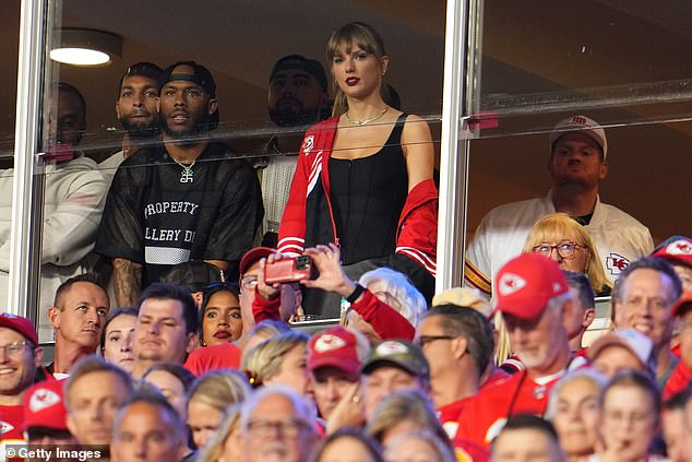 Swift watched the game wearing a $112 Kansas City windbreaker designed by DWTS alum Erin Andrews