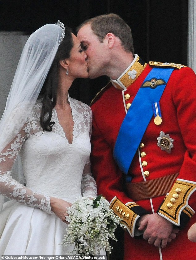 Kate Middleton and Prince William kiss on the balcony after their wedding in 2011