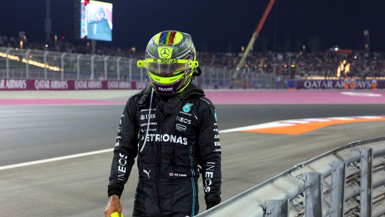 The FIA ​​​​is 'reviewing' this incident where Lewis Hamilton crossed the live track of the Qatar Grand Prix after his crash with George Russell