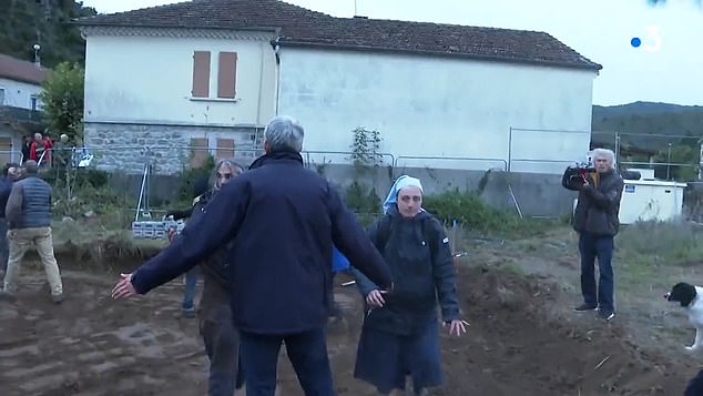 The nun, who also ends up in the mud together with the eco-protester, quickly gets up to think of herself