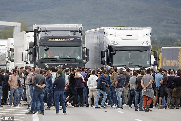 Protesters this morning stopped several trucks importing wines from Spain at the Bolou toll booth near the southern border between France and Spain