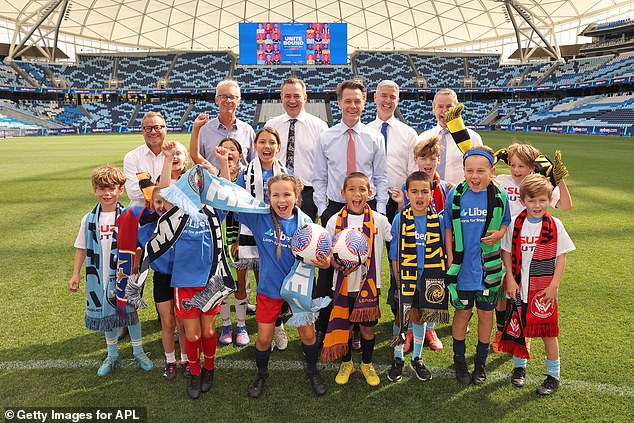 Townsend with officials and young fans at the announcement of Unite Round, which will replace the scrapped idea of ​​selling the A-League grand final to the highest bidder