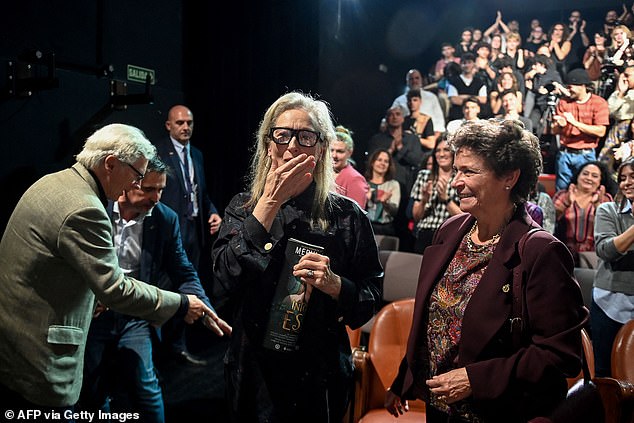 Yesterday, prior to receiving her award, Meryl also seemed moved as she met acting students from the Superior School of Dramatic Arts (ESAD) in Gijon.