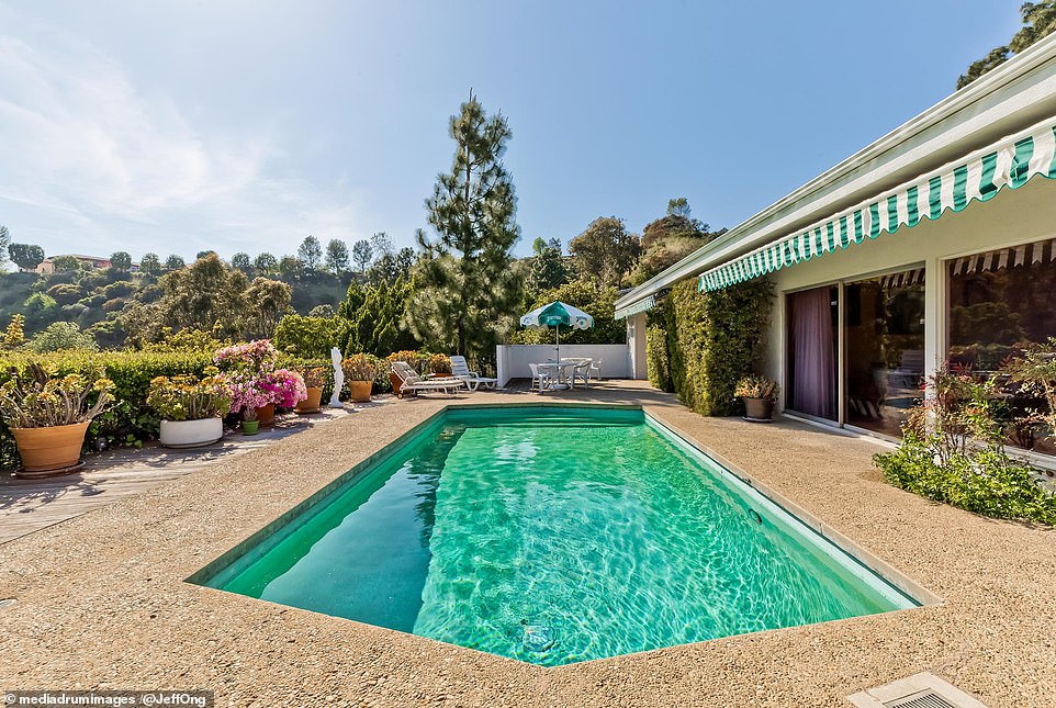 In the backyard of the house there is a sparkling swimming pool with beautiful views