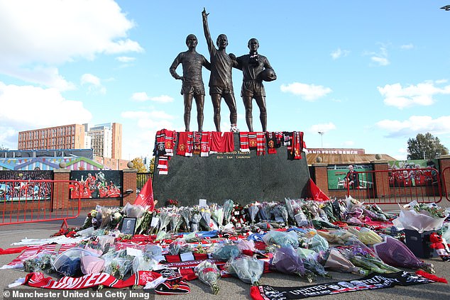 Manchester United supporters have paid tribute to Sir Bobby with a sea of ​​flowers outside Old Trafford