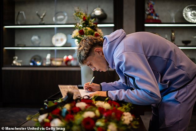 Man United Academy graduate Alejandro Garnacho was one of the younger first-team stars to write a message