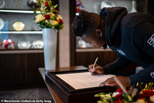 Goalkeeper Andre Onana also wrote a personal message that will later be added to the club's condolence register