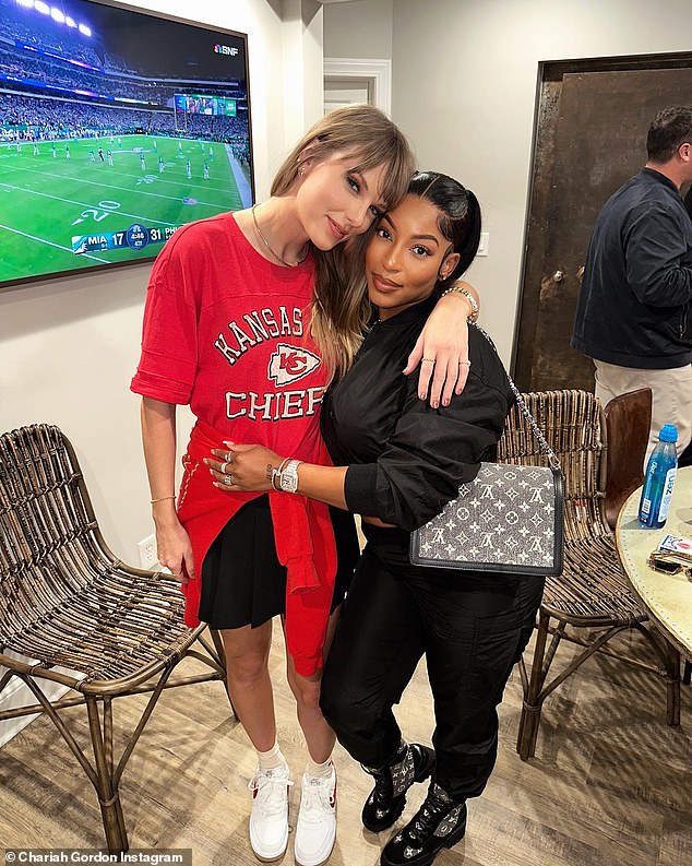 New Friends: Taylor posed with Chariah for an adorable photo