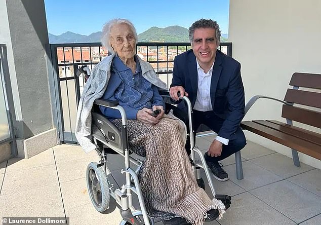 Dr.  Manel Esteller (right), director of the Josep Carreras Leukemia Research Institute (IJC-CERCA) and professor of genetics at the University of Barcelona, ​​collected DNA samples, including saliva, urine and blood, from Ms Branyas, whom he visited in her care home in Olot, Gerona, in northern Spain