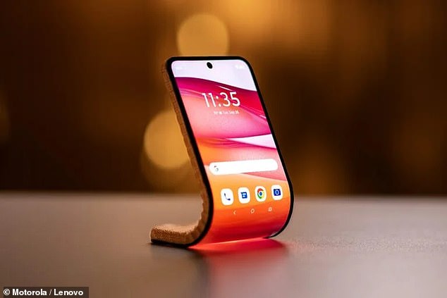 The device adjusts itself to a 4.6-inch screen when the user bends part of the device lengthwise, turning the phone into its own portrait screen