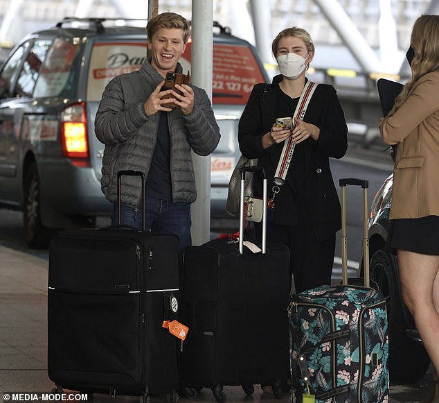 The blonde wore a white face mask and accessorized with a Marc Jacobs handbag