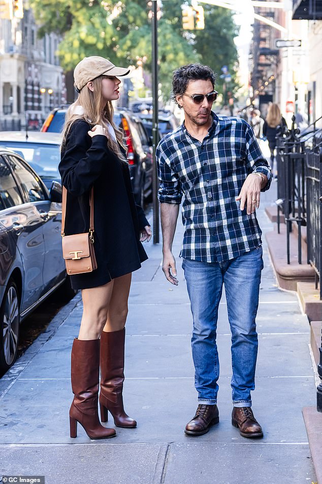 Chat: Taylor and Shawn were seen chatting as they got ready to enter the house