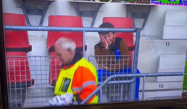 However, due to a new rule in Dutch football, the steward grabbed the banner and threw it away