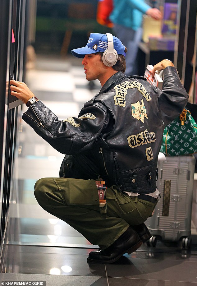 The Euphoria star looked tense as he browsed the bookstore at Sydney Airport on Saturday