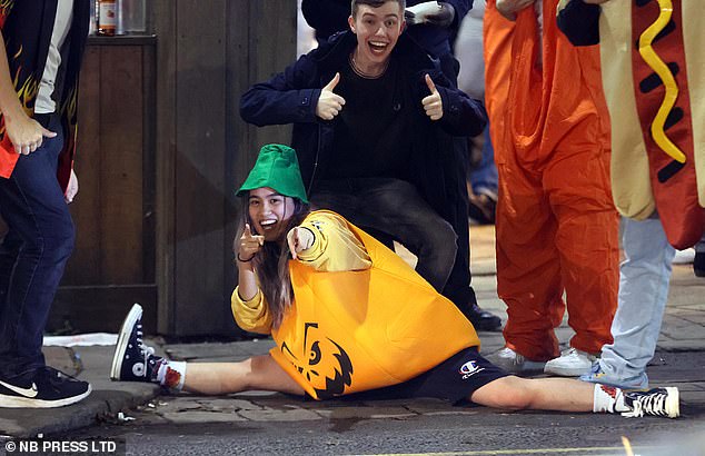 A woman dressed as a pumpkin impressively manages to pull out the cracks