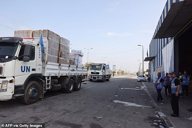 UN trucks carrying humanitarian aid arrive in the Palestinian city of Deir al-Balah;  Israel had promised to allow aid organizations to enter through Egypt