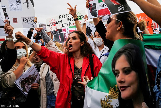 The commanders confirmed that the majority of forces under their command refused to confront the people and had rejected orders to fire on civilians (photo: a protest in Istanbul after the death of Mahsa Amini)