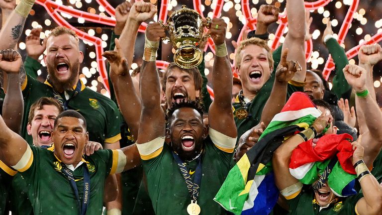 South Africa held on against 14-player New Zealand to record another victory at the Rugby World Cup 