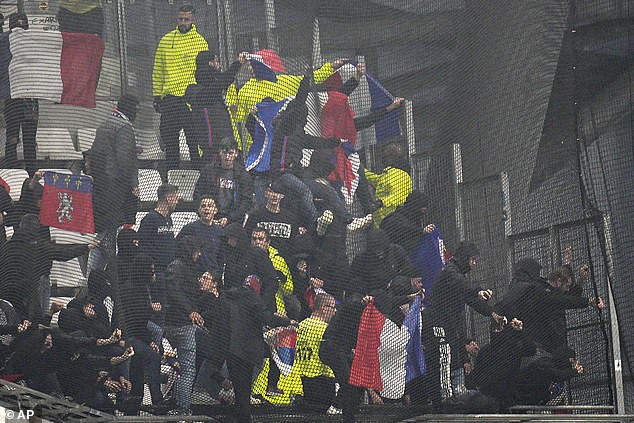 Lyon fans tried to break the net, preventing them from entering the field in the ground