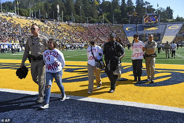 The police arrested fifteen people on Saturday for preventing the start of the match