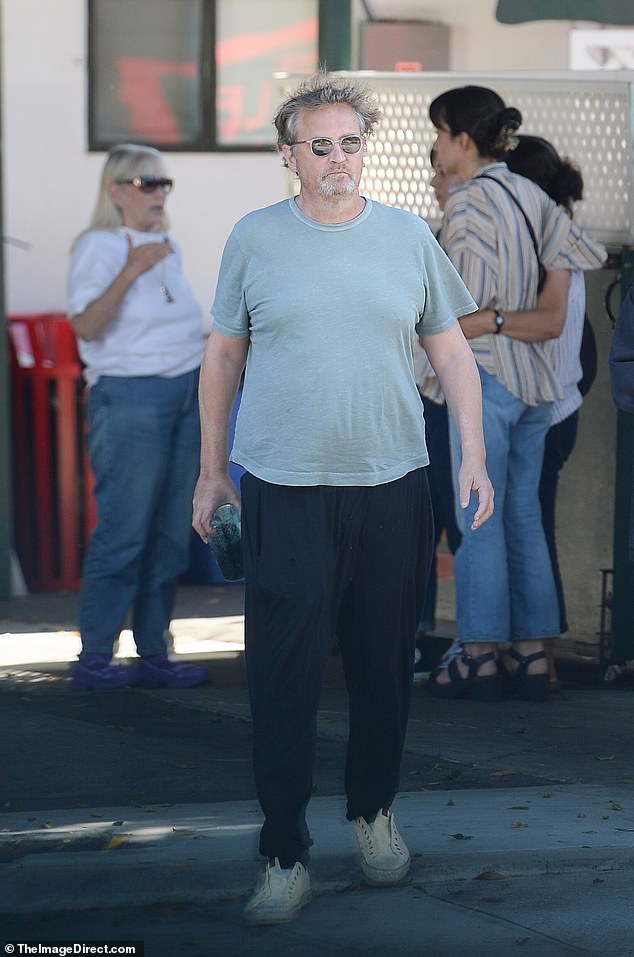 One of the last photos of Perry stepping out with his friend for dinner at Los Angeles burger joint Apple Pan