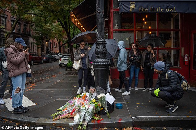 New Yorkers honored Perry on Sunday by leaving wreaths at the West Village restaurant he and cast members visited during the long-running show