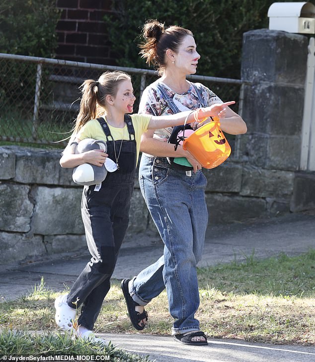 They wore overalls and had their hair in messy hairstyles, seemingly inspired by Suicide Squad character Harley Quinn or the killer doll Chucky