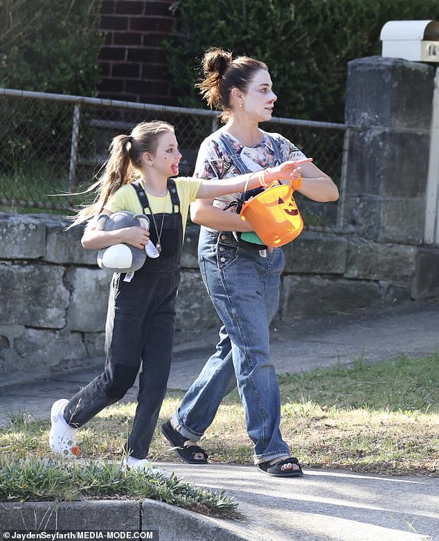 Kate brought along a Nightmare Before Christmas tote bag to collect sweets, while Mae brought along a pumpkin-shaped bucket for her treats