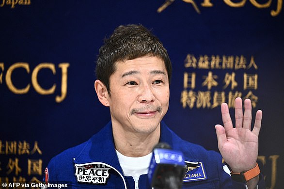 Japanese businessman Yusaku Maezawa, who at the end of 2021 took videos of himself floating on the International Space Station, has booked an orbit around the moon aboard the spacecraft of Elon Musk, CEO of Tesla.