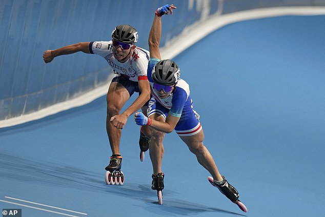 Huang Yu-lin (left) guided Jung Cheol-won (right) to the finish after the South Korean's premature celebrations