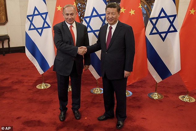 Benjamin Netanyahu and Chinese leader Xi Jinping meet in 2017. China hesitates to take a side in the war between Israel and Hamas