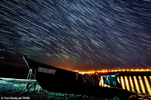 This year's display has been visible since Friday evening, but is now at its peak, with up to 10 meteors flying across the sky every hour.  In the photo what Russia looked like in 2018